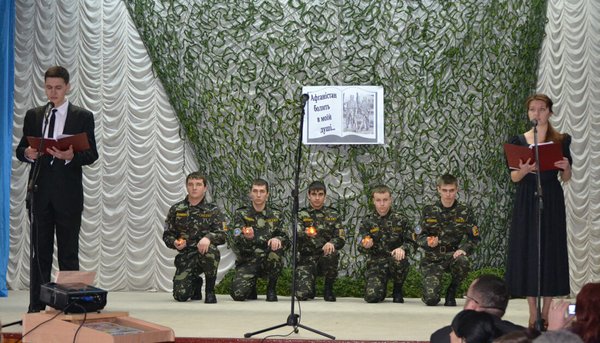 Юнаки у військовій формі з лампадками в пам’ять про загиблих